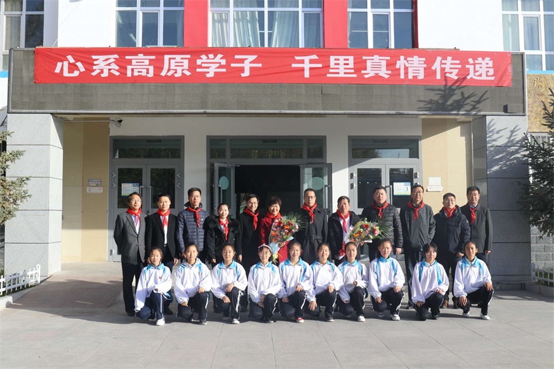 捐资助学再行动 金大门业 “爱心图书馆”走进贵州黎平、青海德令哈(图9) 捐资助学再行动 金大门业 “爱心图书馆”走进贵州黎平、青海德令哈(图9)