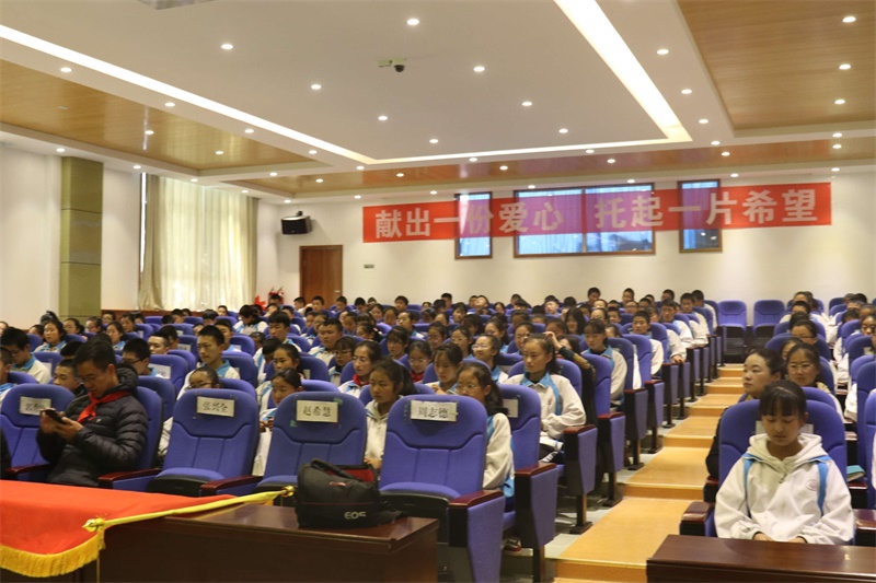 捐资助学再行动 金大门业 “爱心图书馆”走进贵州黎平、青海德令哈(图8) 捐资助学再行动 金大门业 “爱心图书馆”走进贵州黎平、青海德令哈(图8)